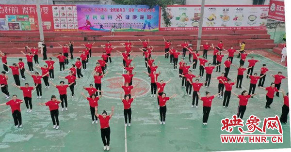 全民健身日泌阳县体育场内矫健的身影舞姿蹁跹